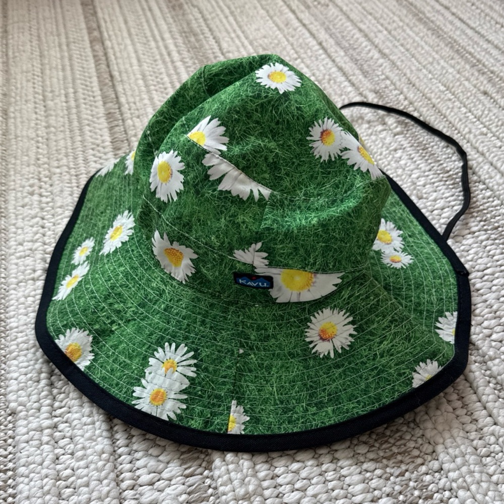 Kavu woman’s Bucket hat! Flower daisy design. Size small